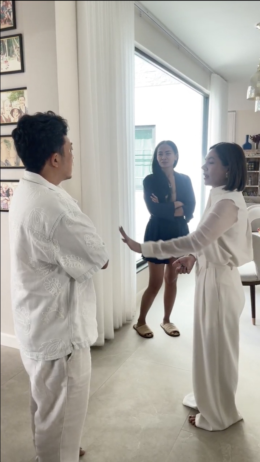 คุณน้ำ คุณอุ้ม และผู้ชายอีกท่านพูดคุยกันที่บ้านคุณอุ้ม